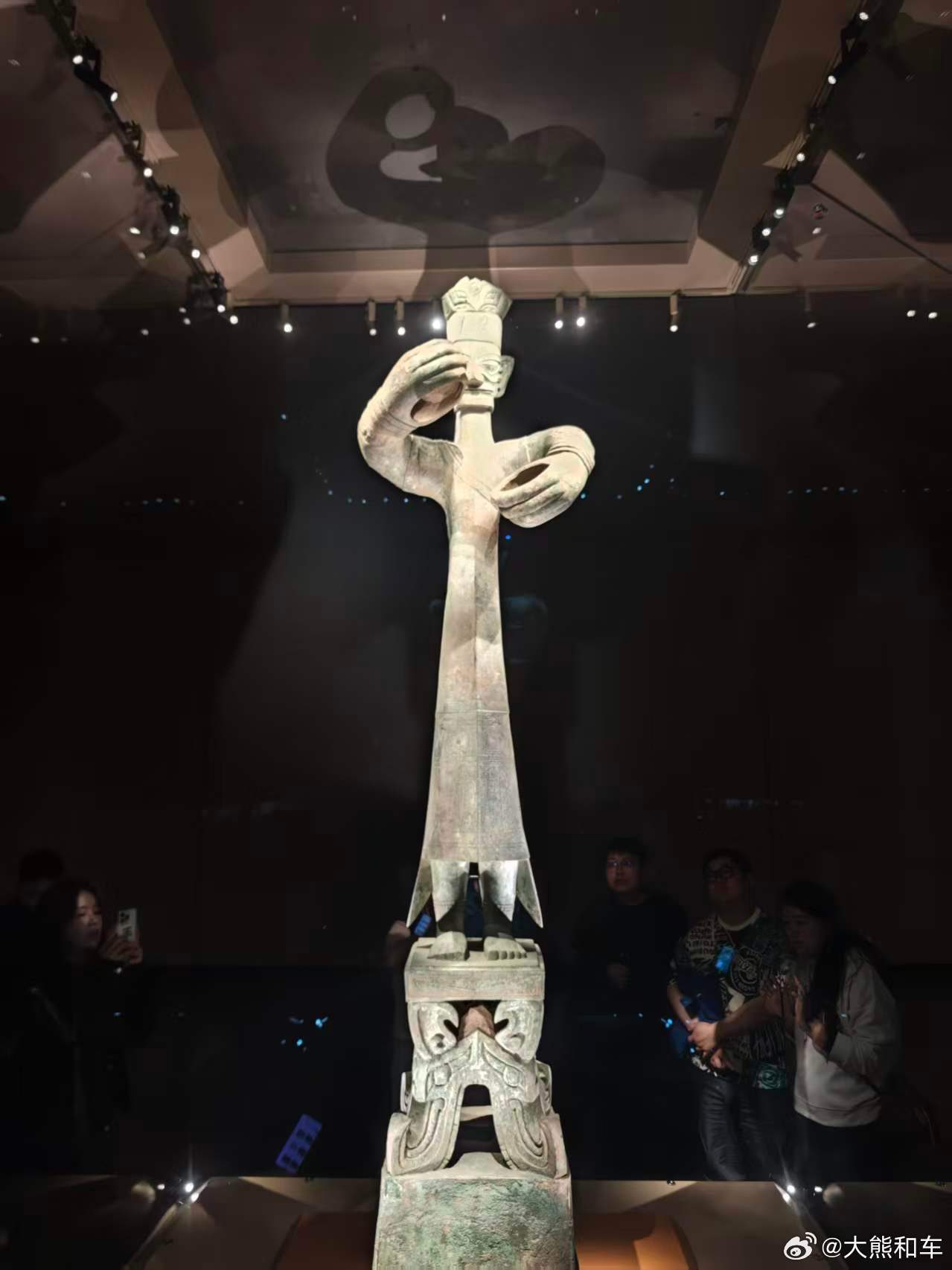 我觉得吧，三星堆应该不算是一个文明，而是一个朝代的祭坛！生活在里面的村民，应该是