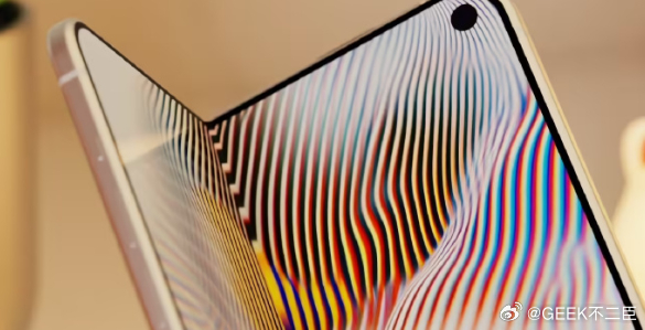 iOS27暗示折叠屏iPhone即将到来马克 · 古尔曼今天在最新一期《Powe