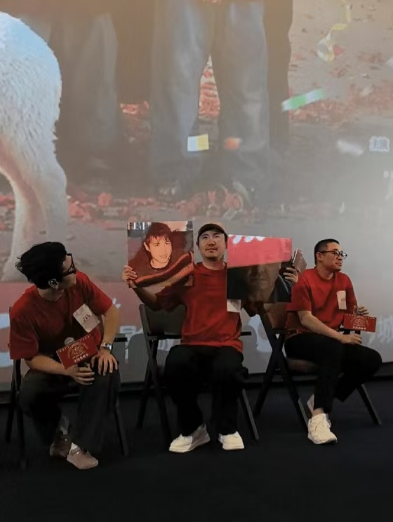 79年的魔丸龙餐馆有3个老中青版沈腾合影沈腾一个人撑起龙餐馆三代！老年妆中年照年
