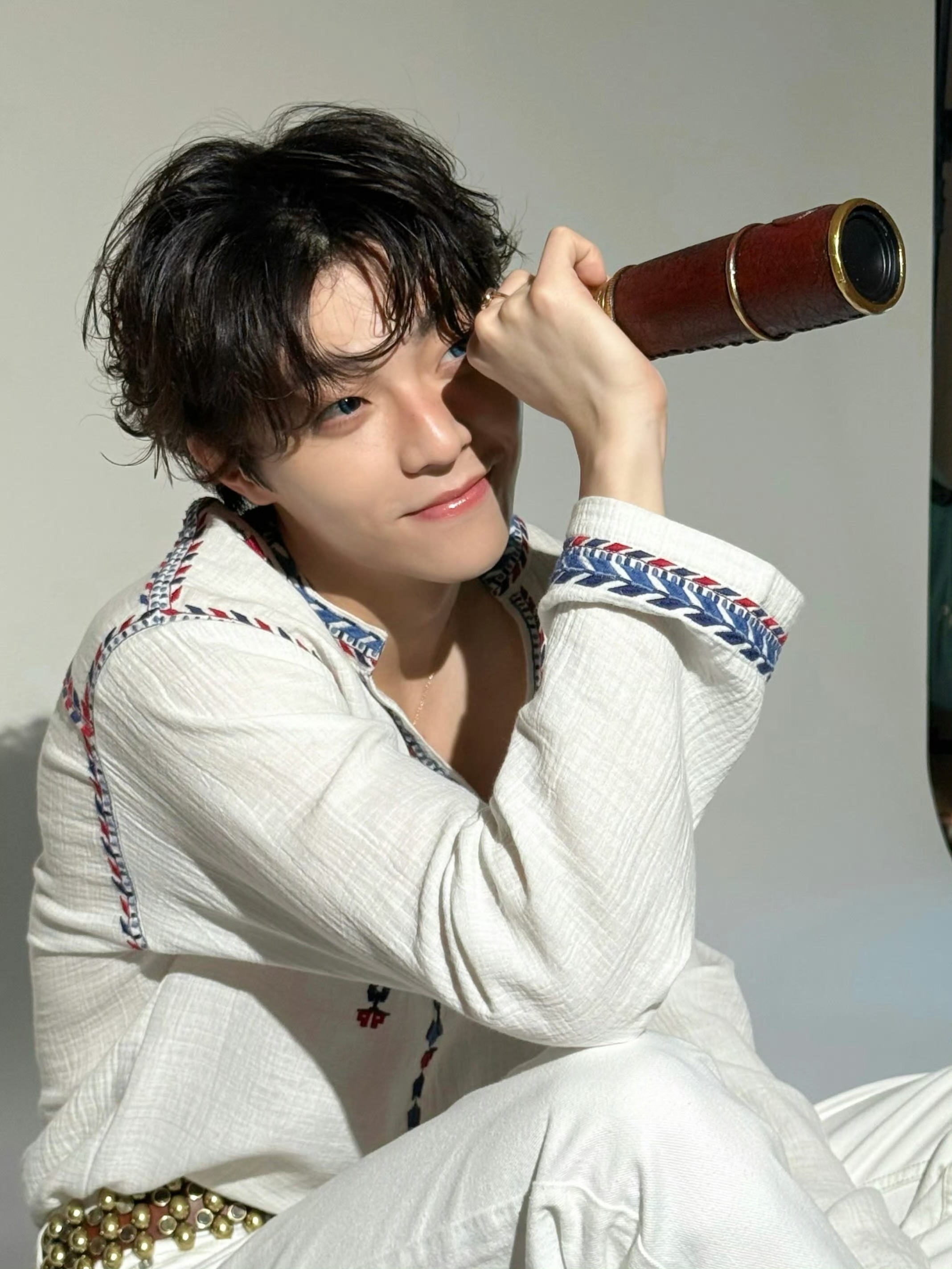 cln 晨起的露珠枝上挂，木棉树落下的小棉球被吹进了绿茵地，不知为何总想把这风这