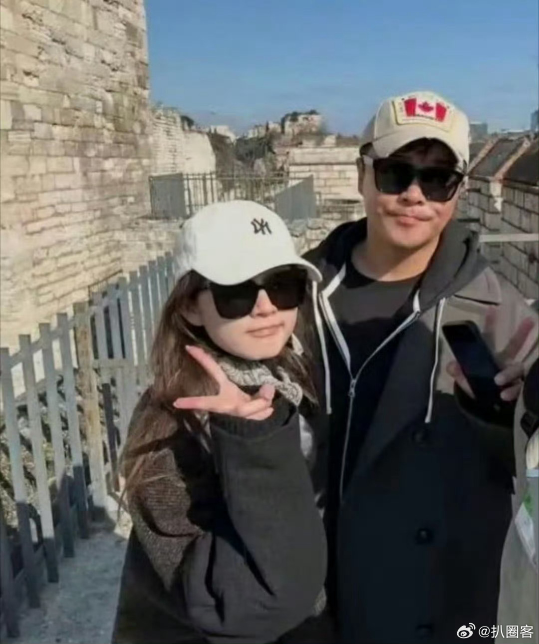 曝陈思诚女友恋情， 狗仔拍到阮巨话剧演出结束后，聚餐结束，和一名神秘男子，一同乘