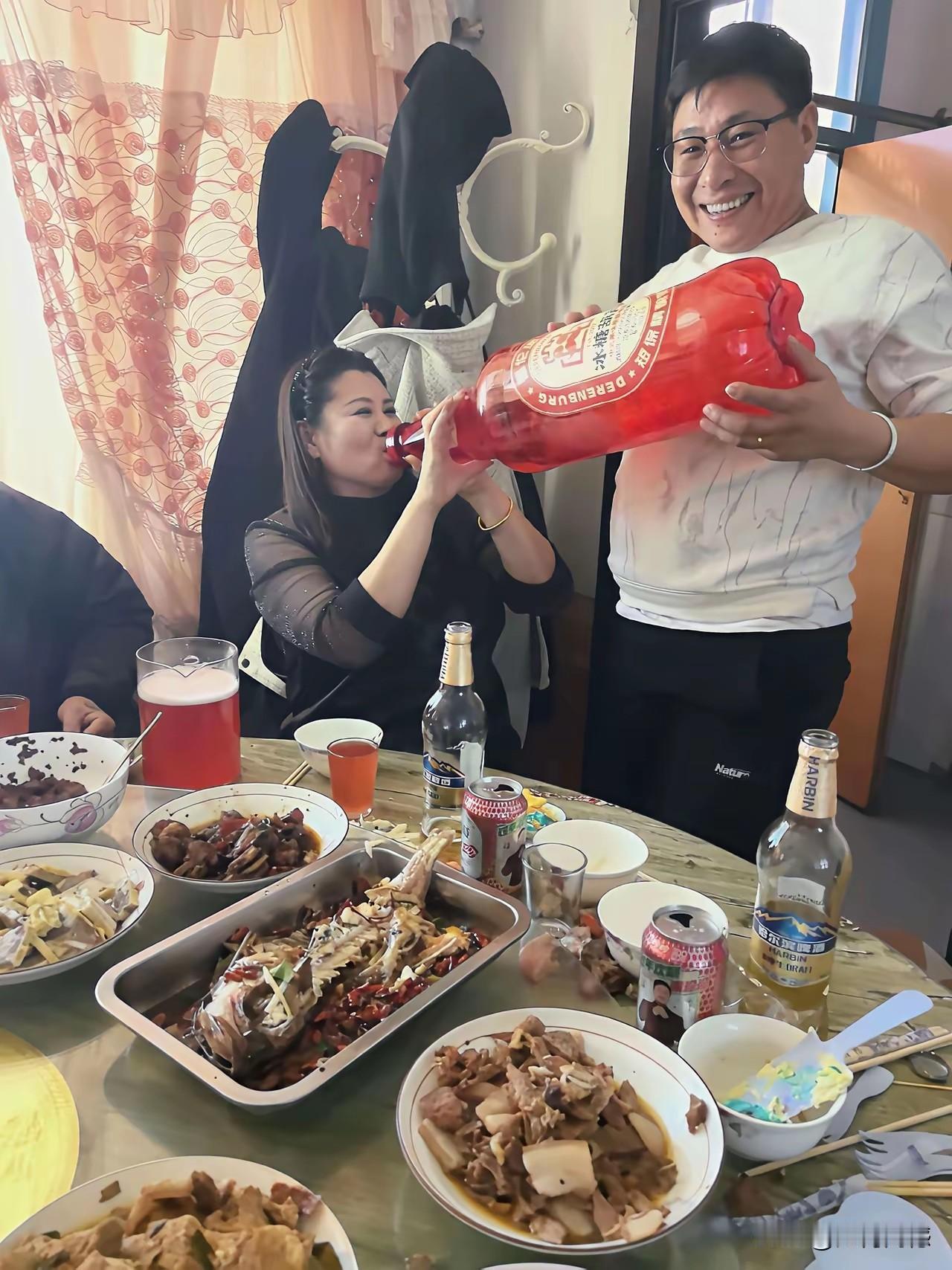 这就是豪饮，哪怕喝的不是酒，就是普通的饮料，如果这么喝的话，也是很伤身体的，这女