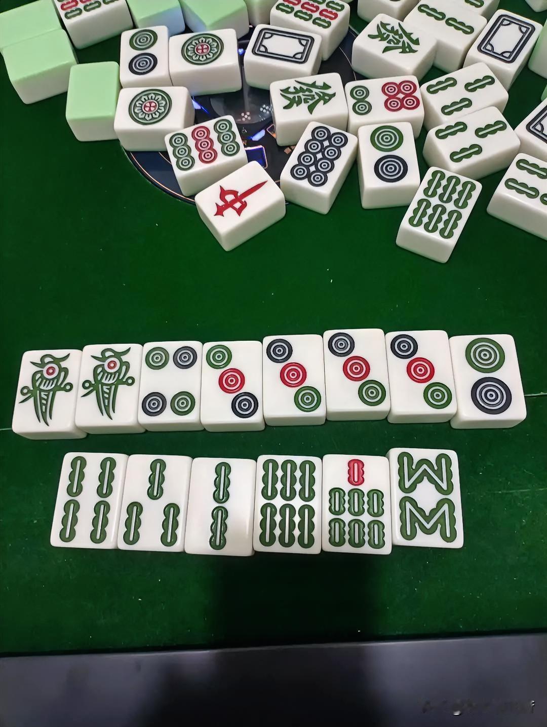 常打麻将的人都烦旁人凑过来瞅牌，说白了就是心理上别扭。人家要是光看不瞎念叨、不泄