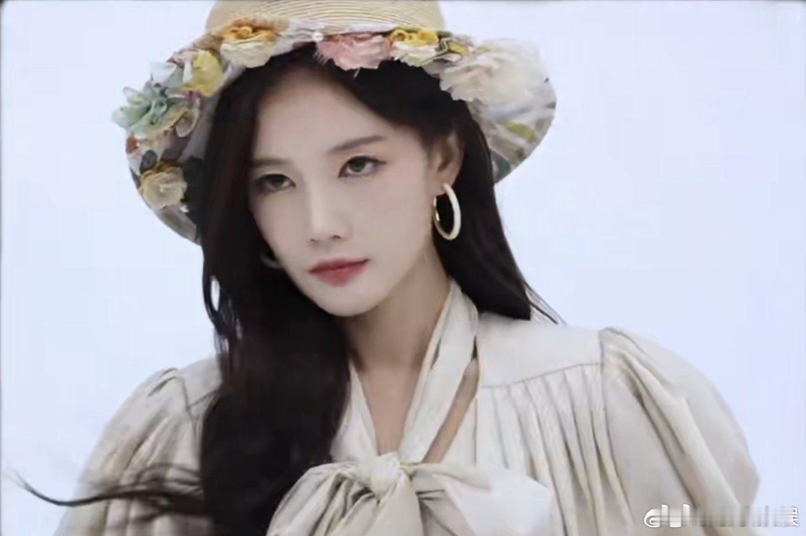 李一桐圆梦新角色！此前直言想演恶女，如今饰演的“余梦”终于上线。这个角色外表光鲜