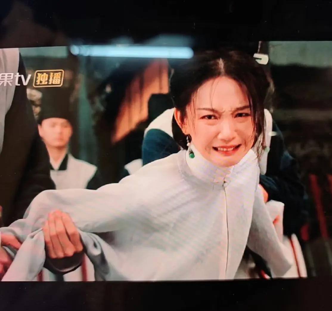 于正是两把刷子的，难怪他的剧都要爆火，这一段看得我头皮发麻。
杨氏杀妻案原型原来