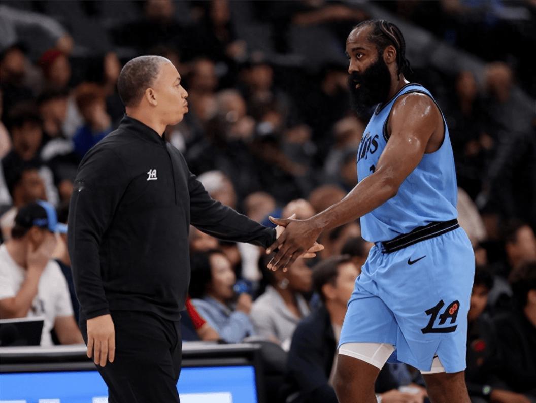 快船应该也交易小卡，换年轻首发加明年和以后选秀权，立即开启重建模式，现在整这样高