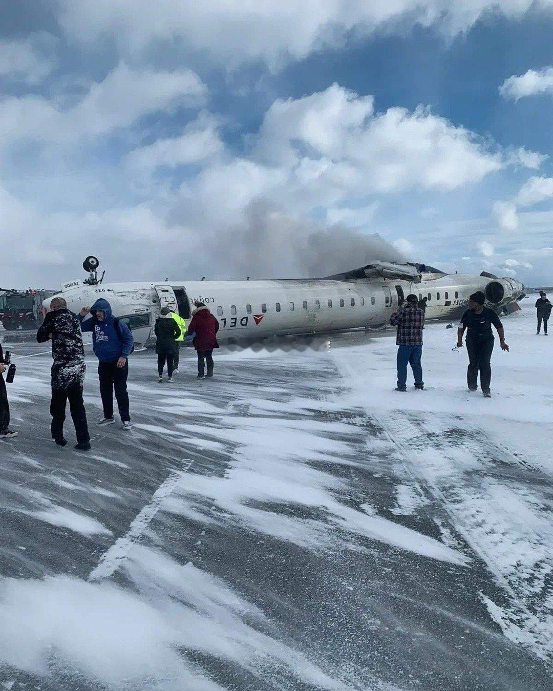 🛬 惊魂时刻！达美客机降落翻覆，15人受伤。冰冷的跑道、倒悬的机舱、浓烟弥漫…