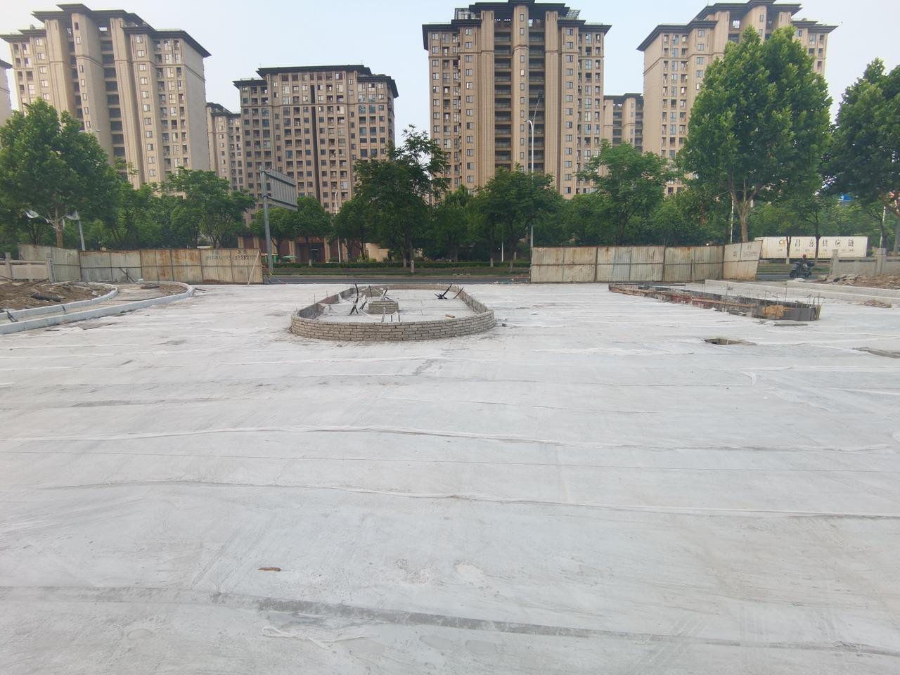 早6点前就到了袍江安居城，现在可以进去走一走了，没有坑，没有民工。
除了浇沥青，
