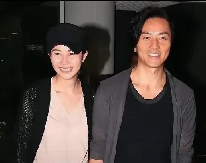 我终于知道为什么郑伊健和蒙嘉慧两人十分乐意做丁克夫妻了，蒙嘉慧甜蜜表示她和郑伊健