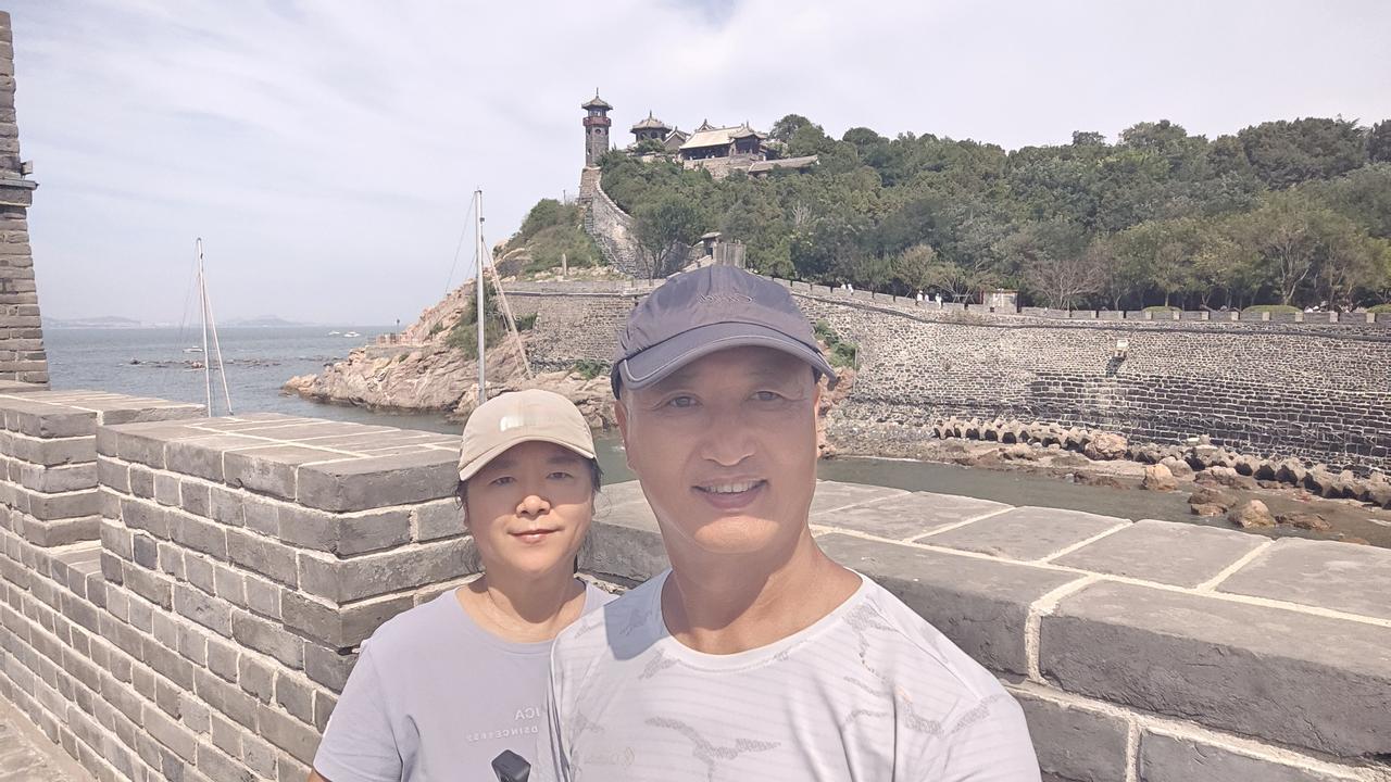 今天和小胖来到蓬莱，再一次感受到了好客山东的热情。
八年前，也是这个时候，和小胖