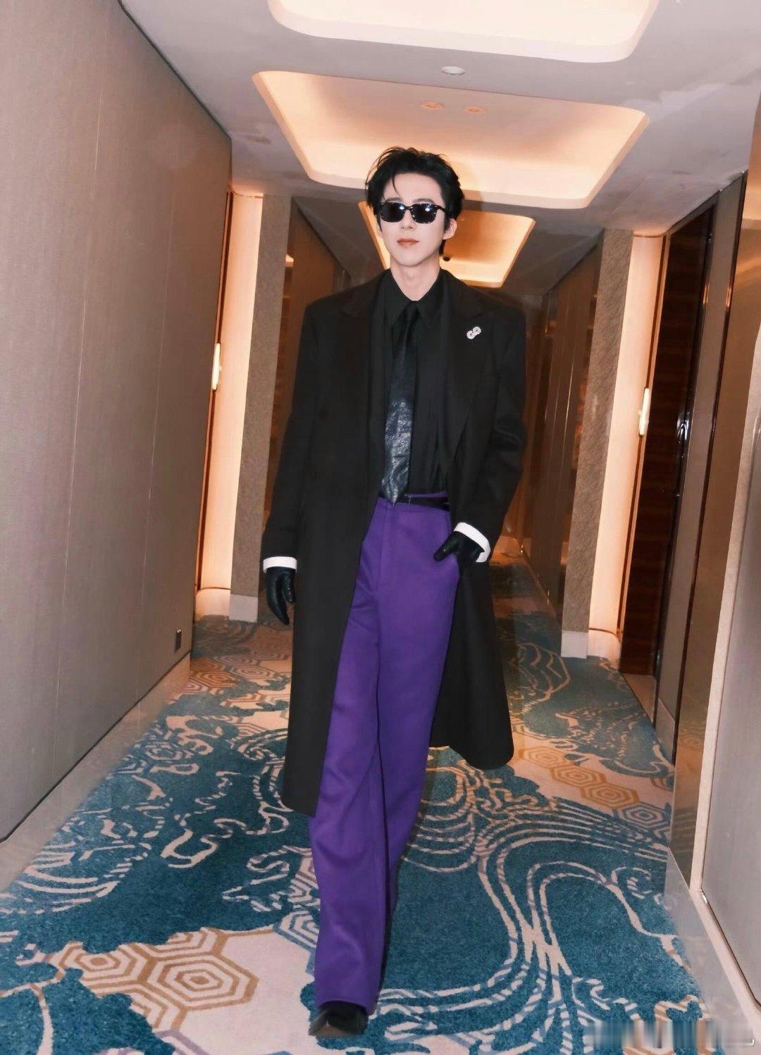 张凌赫刘宇宁 两个大长腿俩位长腿男神同框太绝了！刘宇宁张凌赫颁奖名场面，满眼都是