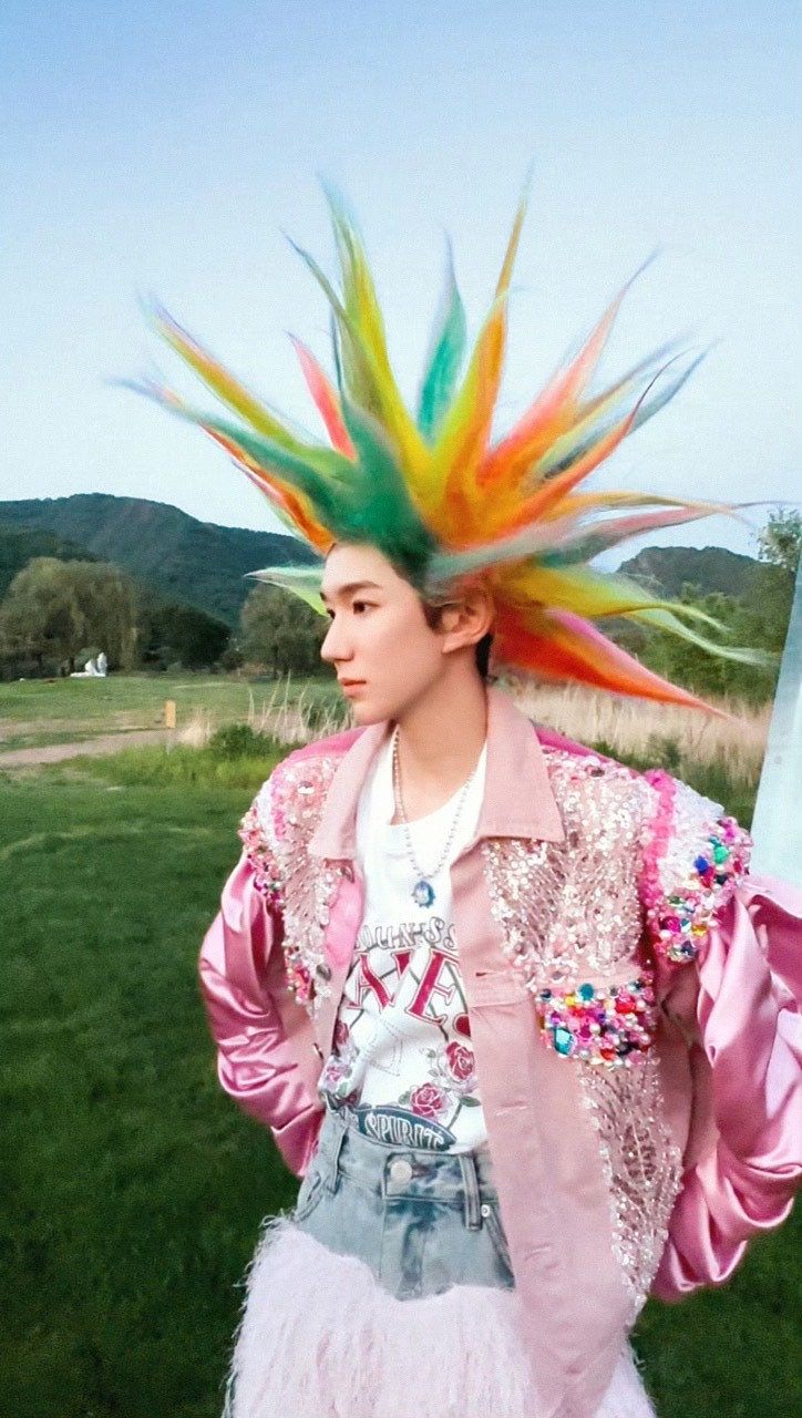 娱乐[超话]王源唔西迪西塑王源回应造型像唔西迪西 炫彩羽毛头 ​​​