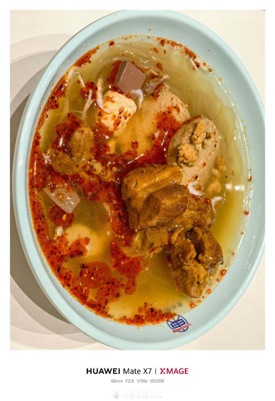 昨天的南京禄口机场，东航那碗面变成了东航那碗粉，鸭血粉丝汤，还挺好吃！机场的航班