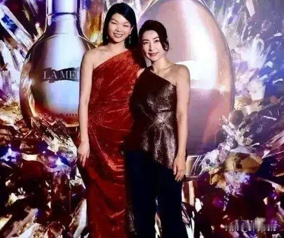 她时尚亮相，与超模同台竞艳 。近日，跳水皇后郭晶晶在一次时尚活动中展现了其不凡的