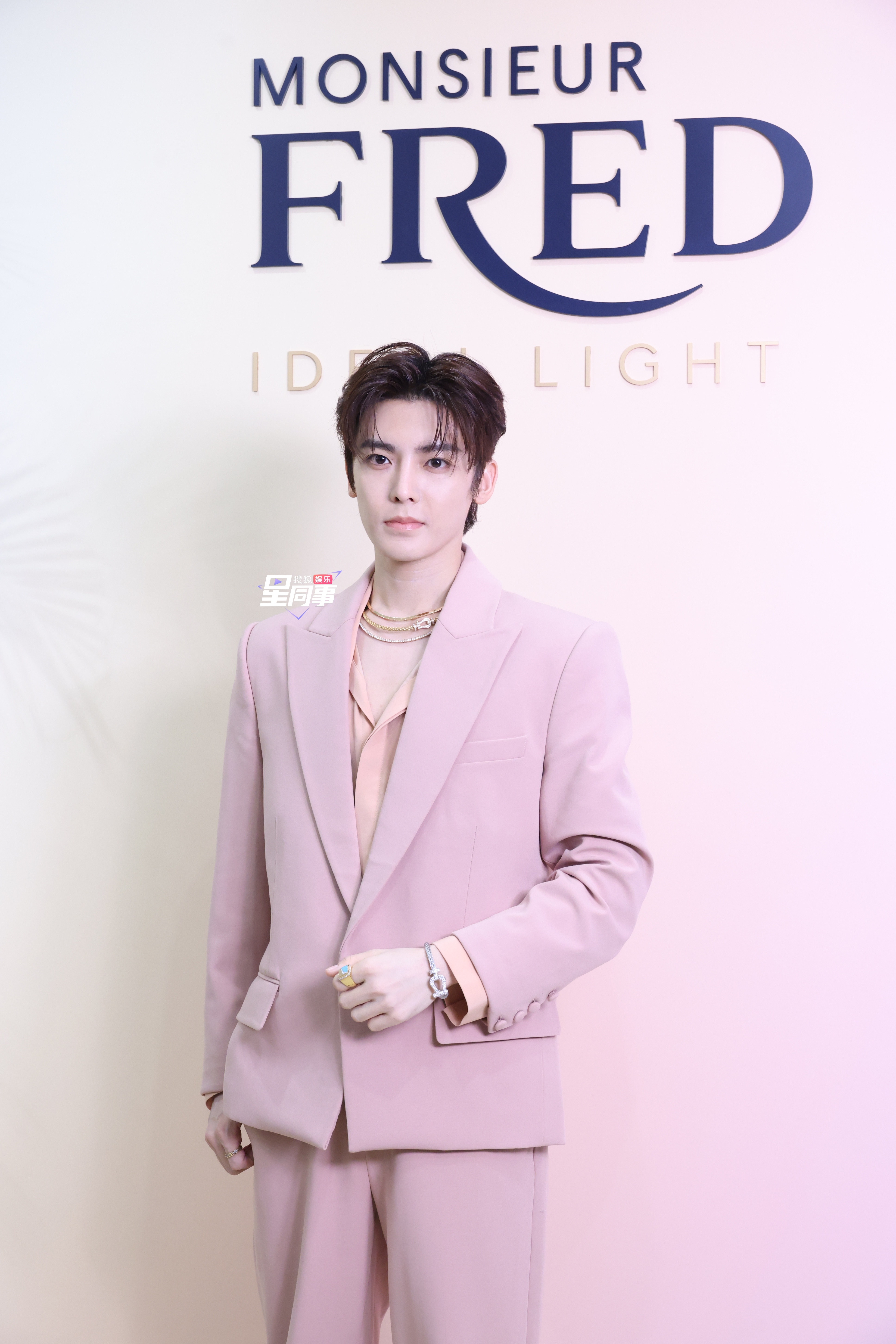 #侯明昊[超话]# 侯明昊今日线下活动生图，一身粉色西装气质满分💯，尽显贵公子