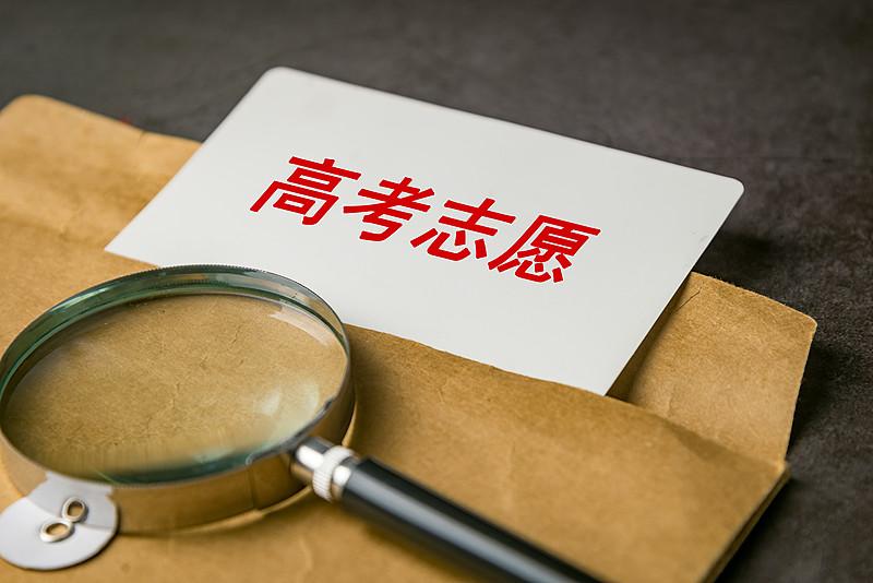 家长的认知，真的和工作，学历有关，所以很多时候，孩子还要自己定夺

特别是高考填