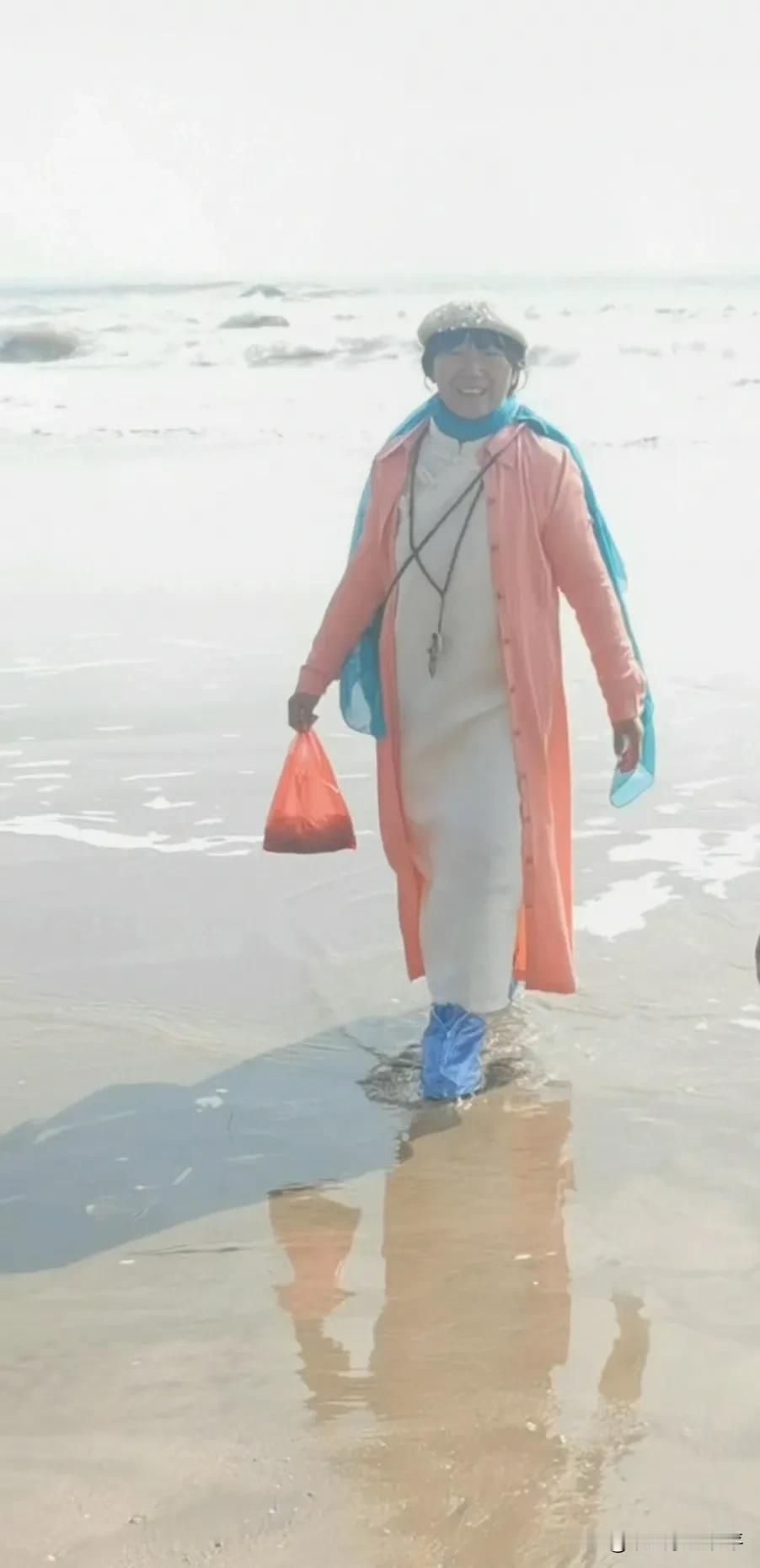 分享一张你拍的海滩的照片这是我2025年元月份在湛江鼎龙湾渔民村海滩买活虾时拍的