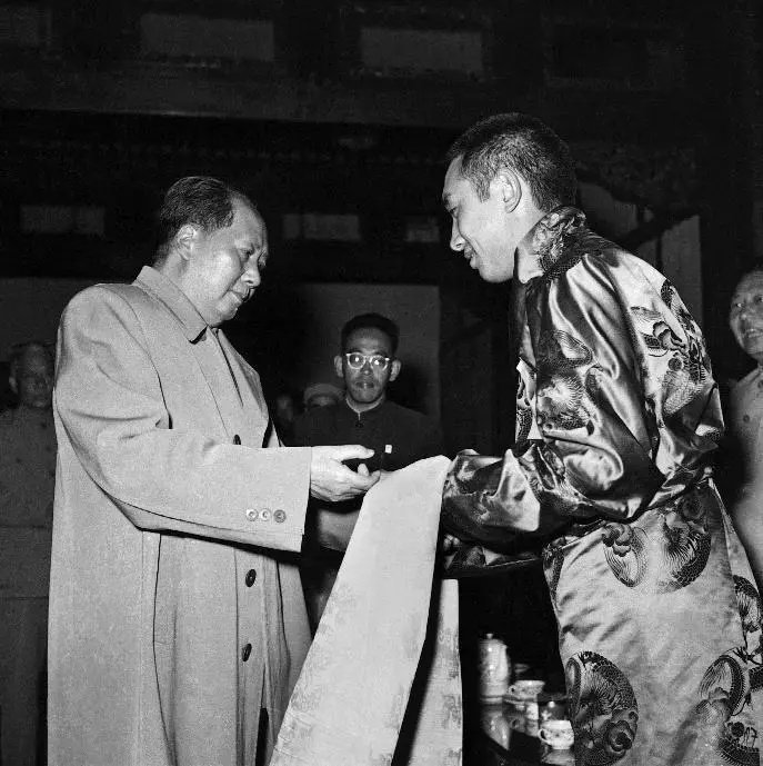 1949年9月西宁解放后，第十世班禅额尔德尼·确吉坚赞即派人同中国共产党联系。1