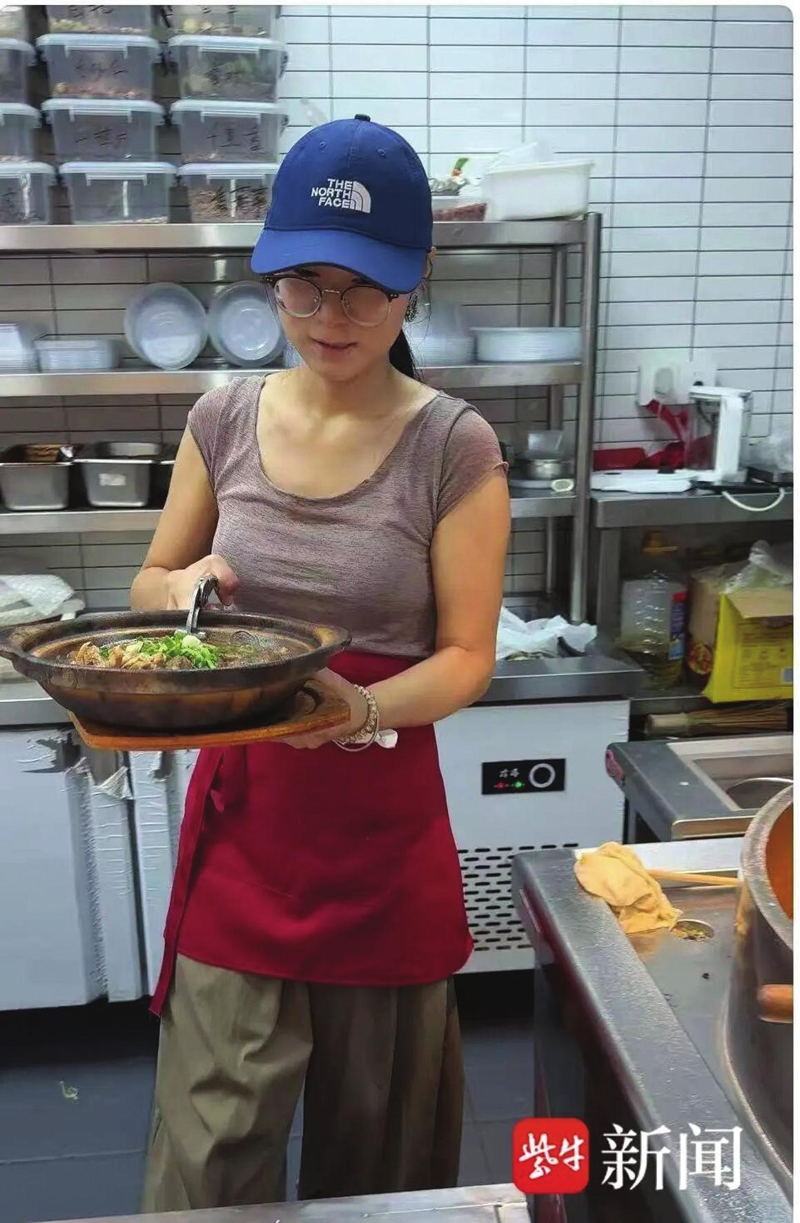 张全新鲜汤牛肉店的老板张磊，去年招了个18岁的暑假工。小姑娘叫月月，刚高考完，从