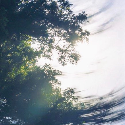不管有多苦，千万要记住：苦难是我们人生路上不可缺少的经历，只有活着，才有幸福的可