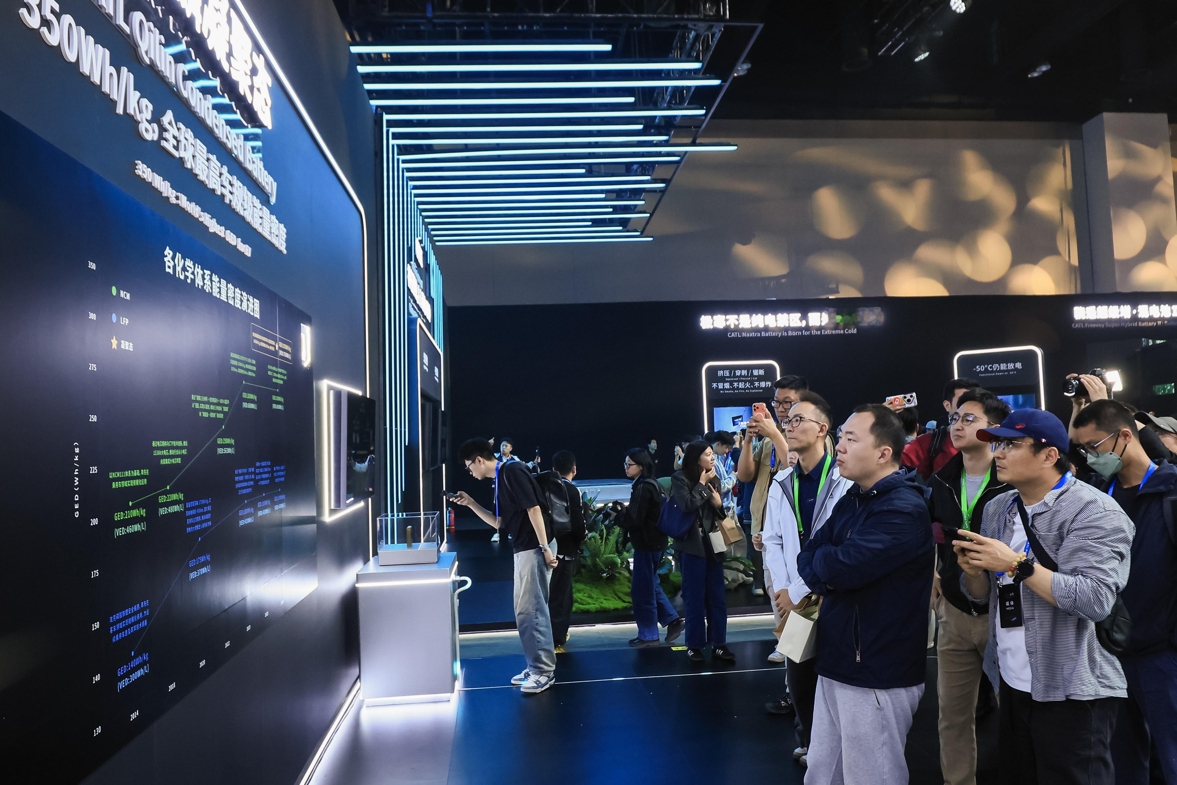 上午刚从纽北回来，下午受邀参加宁德时代发布会。了解到宁德时代三元锂电池的轻量化，