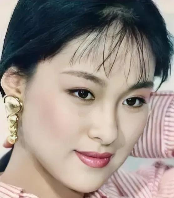 你肯定认不出来她是谁吧？

好像好久已经没有看见她演戏了！

她年轻的时候也是一