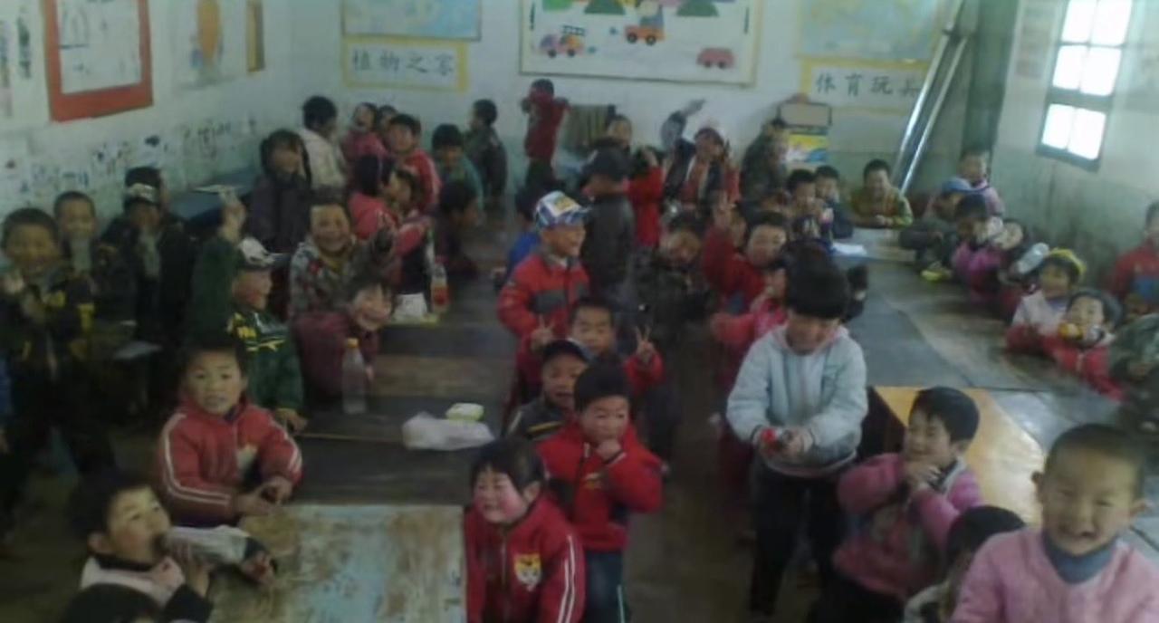 刷到一条乡村支教老师的视频，看完心里软乎乎的。
老师翻出十四年前的老教室照片，怀