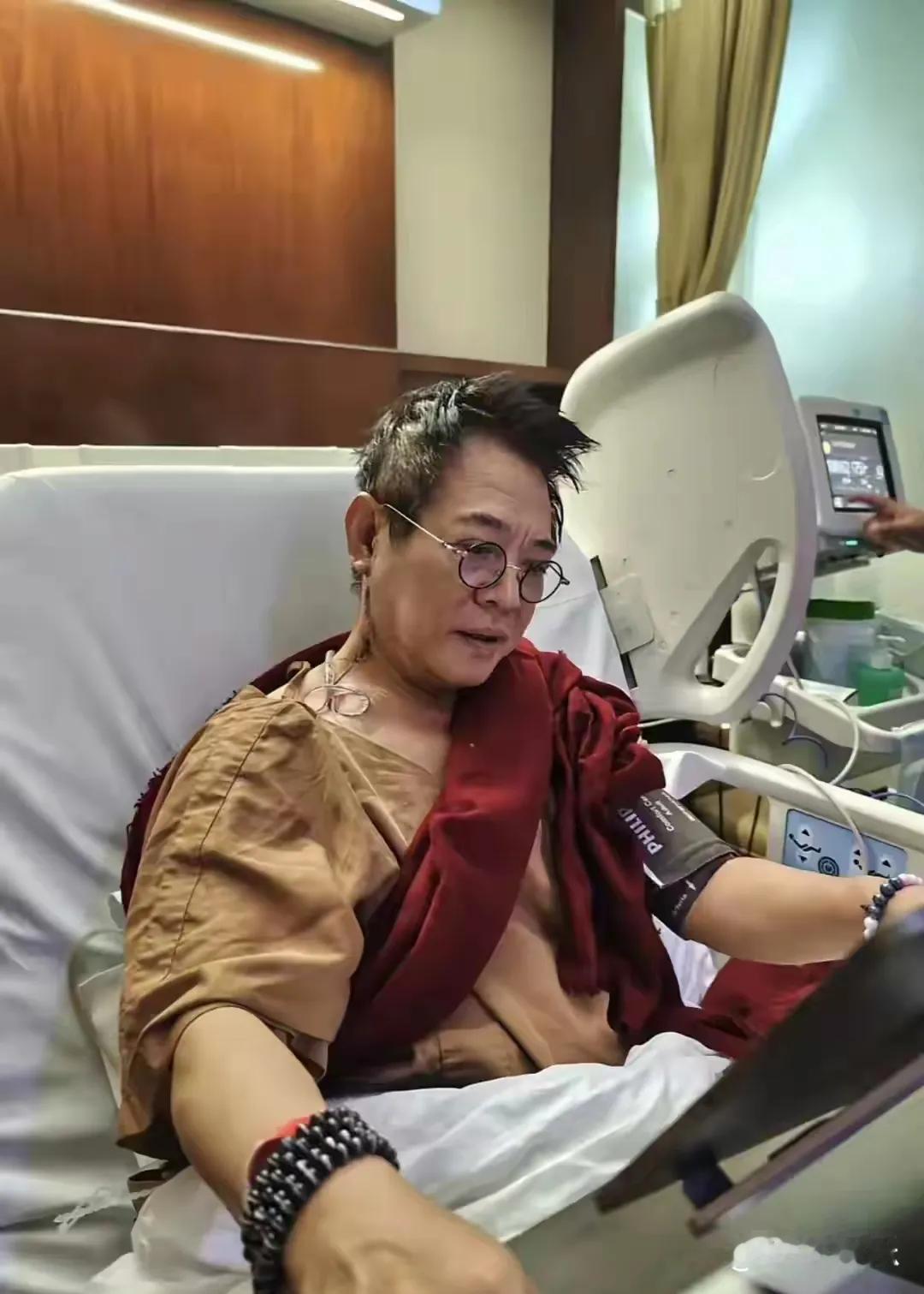 62岁李连杰手术报平安，引发广泛关注。手术室内，他戴着价值上亿的九眼天珠佛珠，即