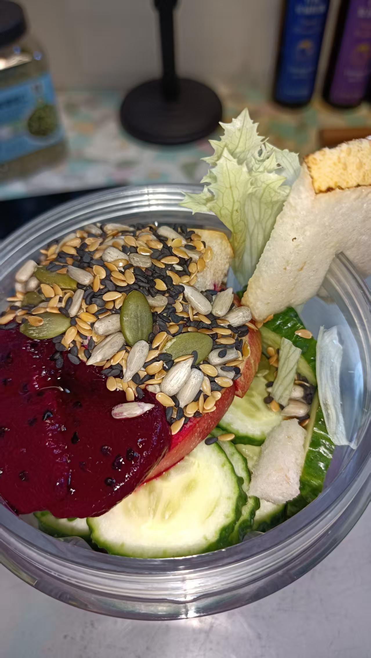 火龙果水果奶昔是超棒的养生美食！制作起来也不难。
先准备食材，选表皮光滑、色泽鲜