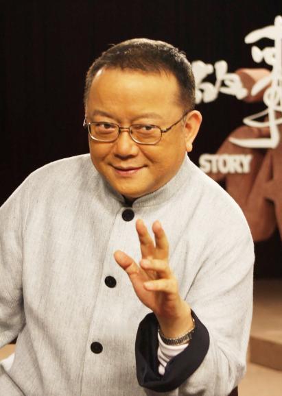 2006年，58岁的王刚三婚娶了小他20岁的郑艳东。新婚之夜，王刚对郑艳东说：“