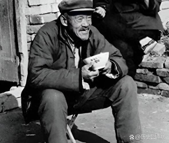 1947年，一个地主，半夜摸进柴房，对着一个被捆着的地下党，不说废话，匕首“噌”