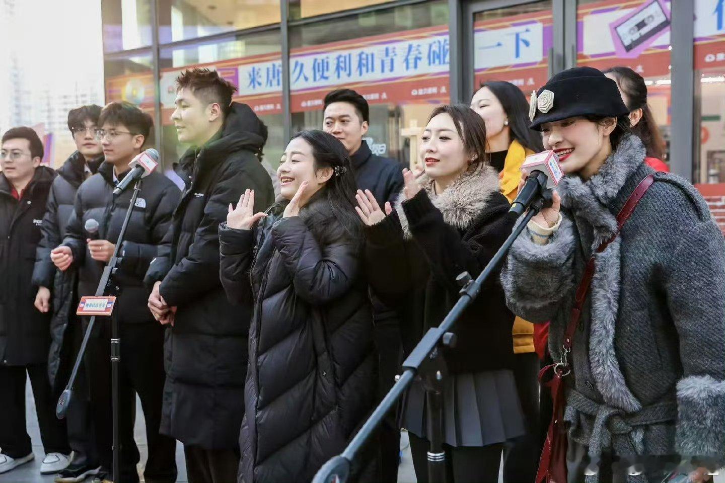 老狼歌迷在山西便利店安可老狼太原演唱会的售后太绝了！散场歌迷便利店组团安可，经典