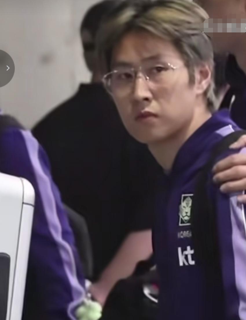 李刚仁面对球迷的表情让我们想到了哪位名宿呢？这是韩国球员回国场面！刚刚拿到第二座