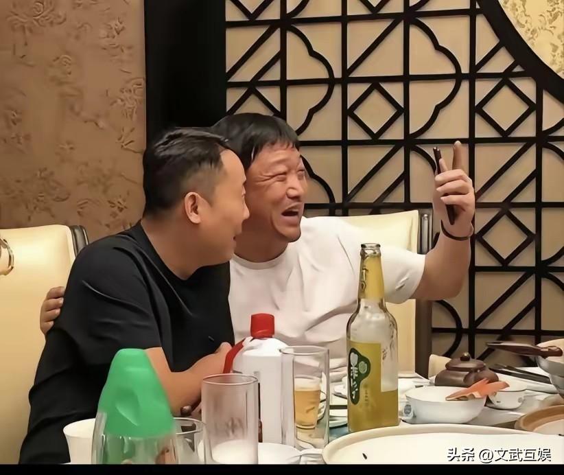 小人估计要恨S贾冰了。
他将贾冰的视频发布到网上。
小人估计没想到，贾冰没有道歉
