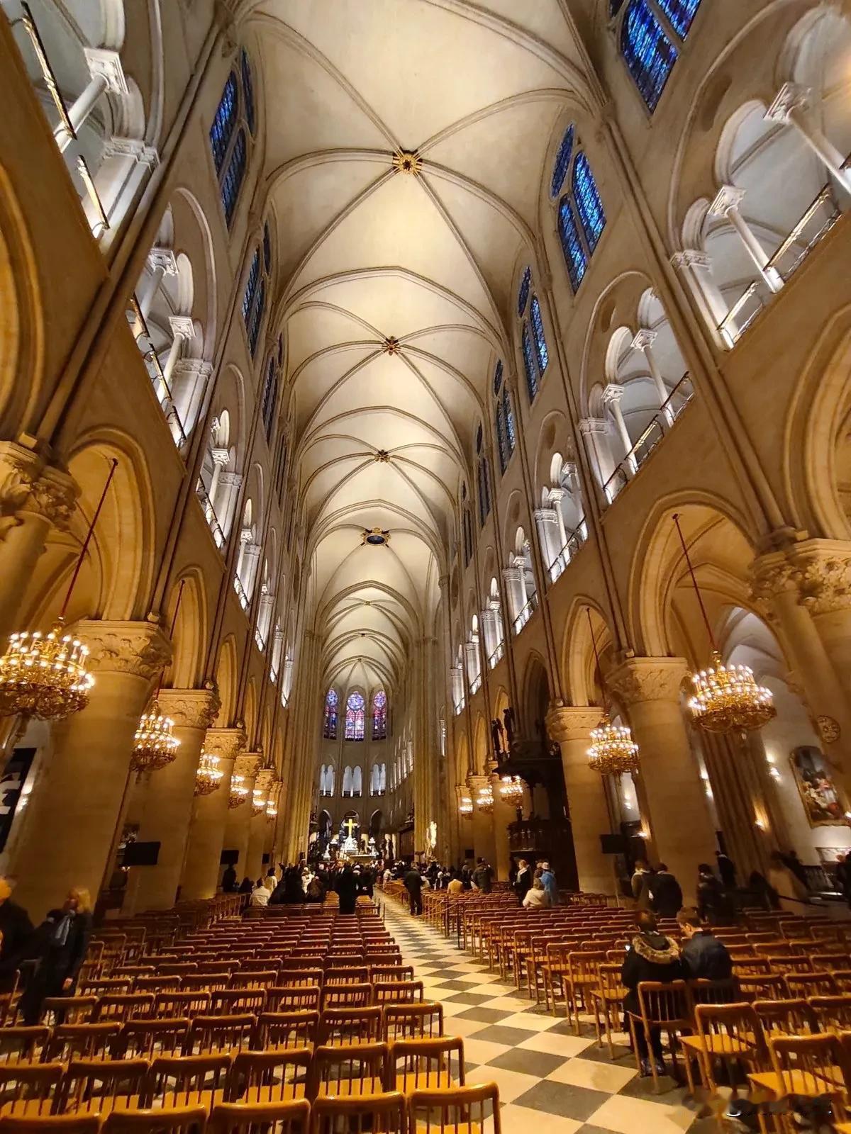 巴黎圣母院是法国著名地标性建筑，经历2019年火灾后，历时5年修缮后重新向公众开