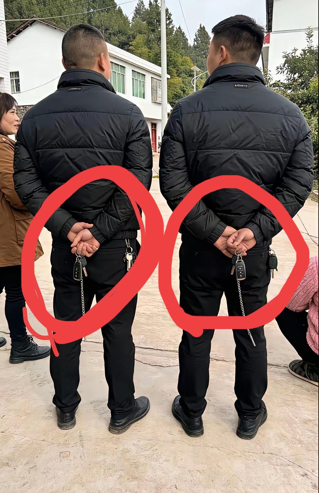 我发现：村里第1批回家过年的人，没事就爱聚集在村口闲聊，不料，仔细观察，发现了一