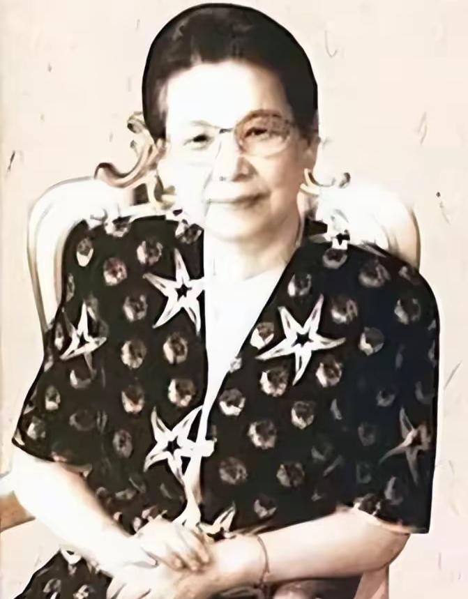 1976年，海军司令萧劲光大将去开会，会后与副总长杨勇上将在走廊闲聊。这时，一个