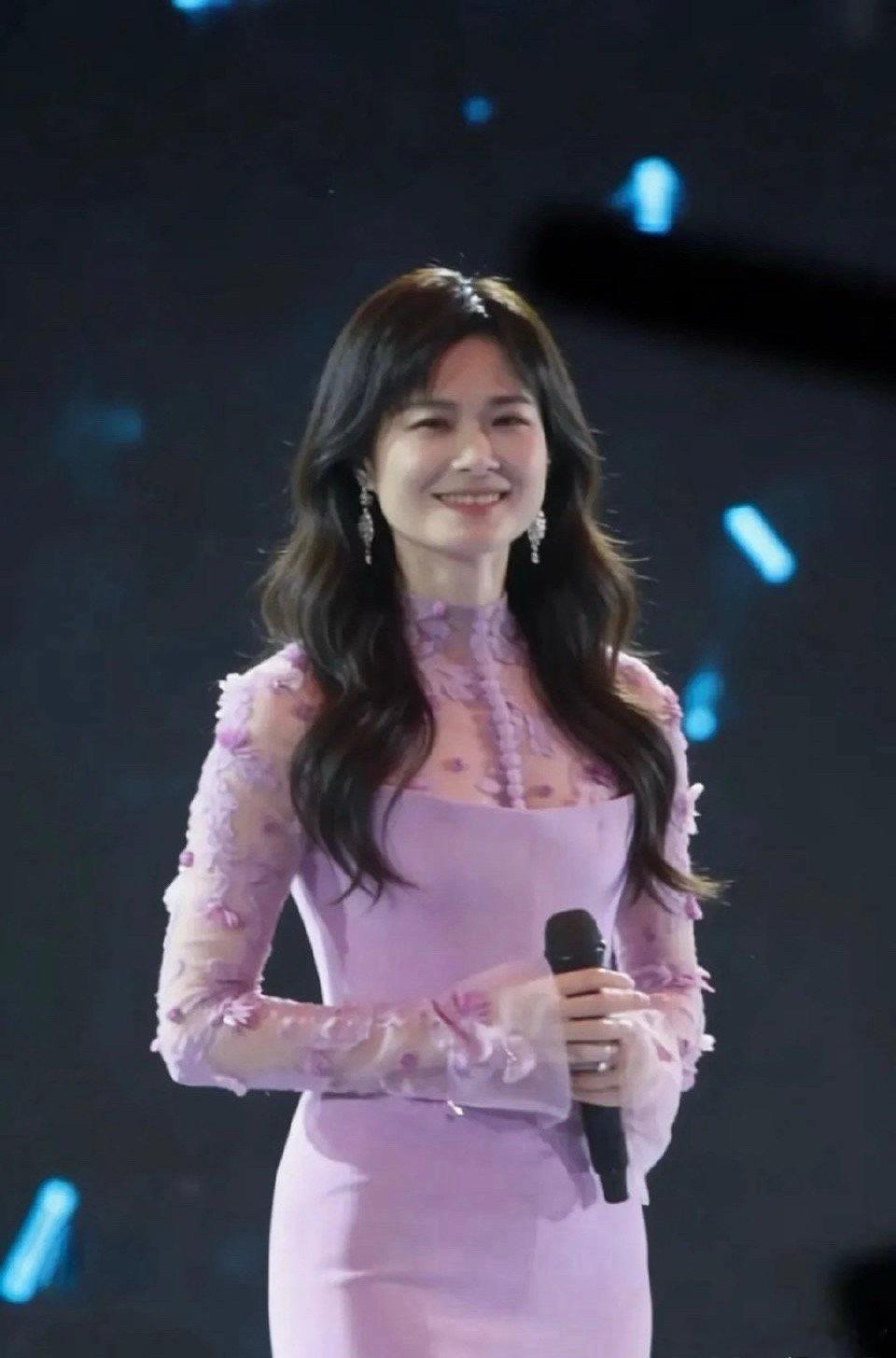 活久见啊，李宇春居然穿裙子了 