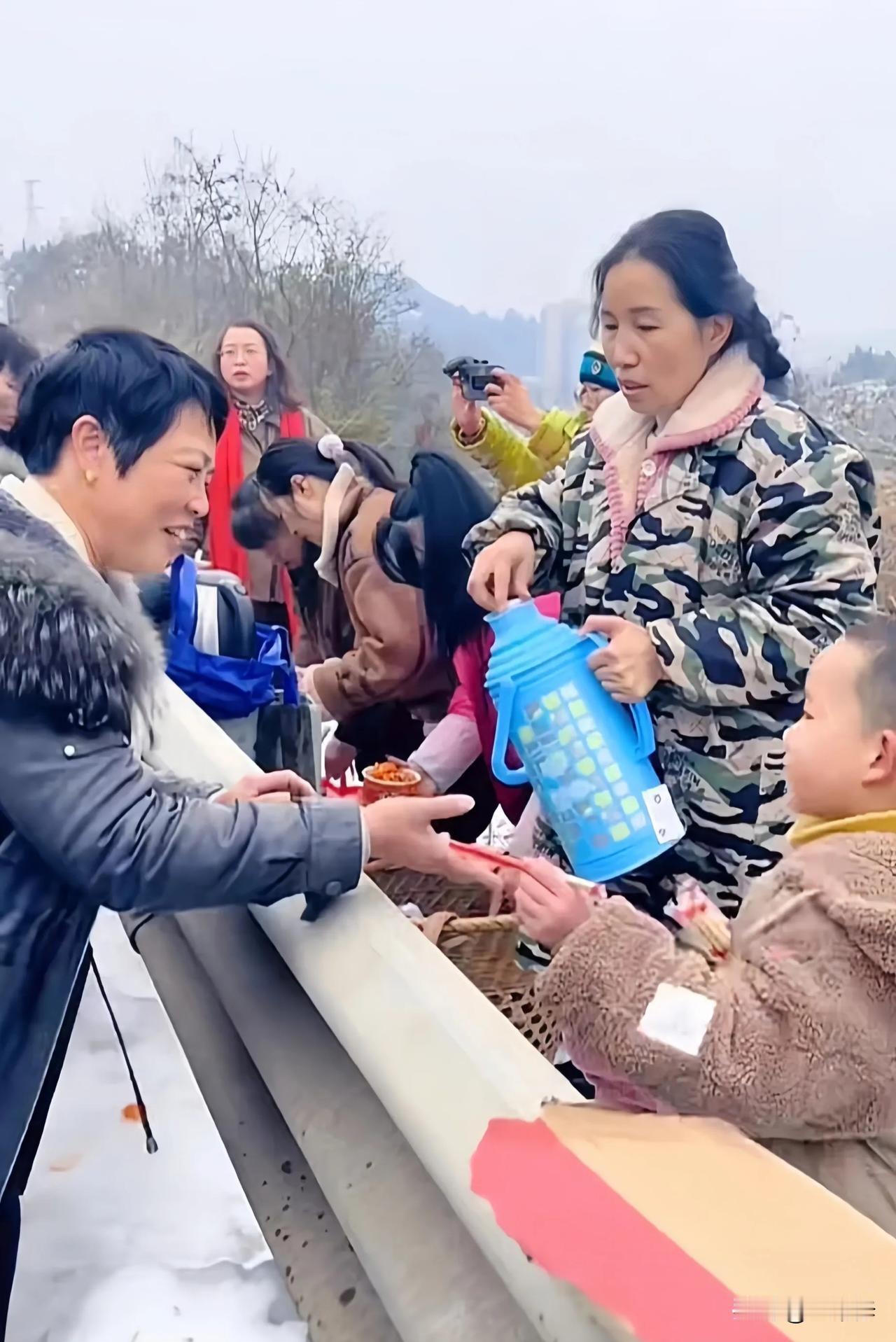 湖北高速大堵车，附近村民端着热热气腾腾的饭菜，明码标价20元一份，立马有人说:“