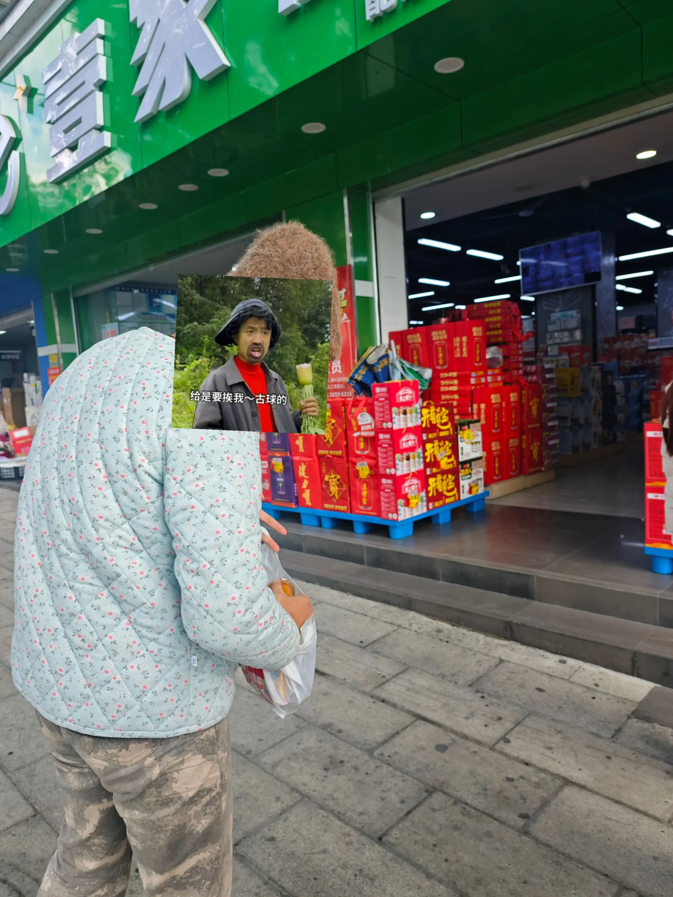 我的口袋里永远装着两份糖，一份给自己，一份给村口那群笑着跑开的孩子。他...