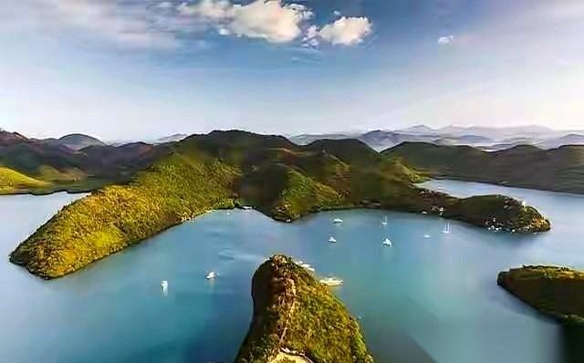 说句扎心的大实话，我们在南海的“牌”，一开始烂到家了，人家手里是菲律宾的巴拉望岛