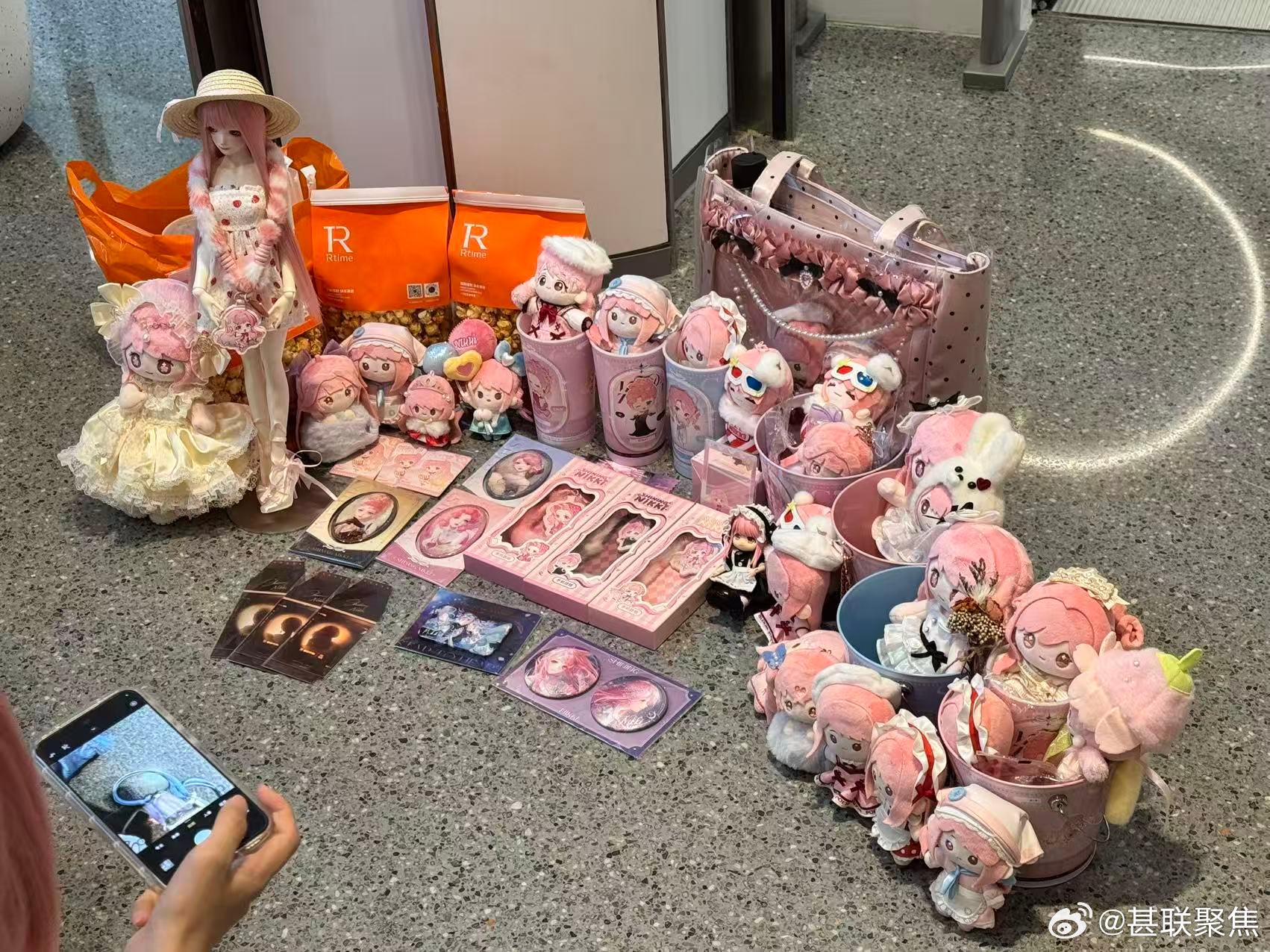 暖暖cos好多人啊不同赛季、不同套装的暖暖全都齐聚线下，每个人的妆造穿搭都格外精