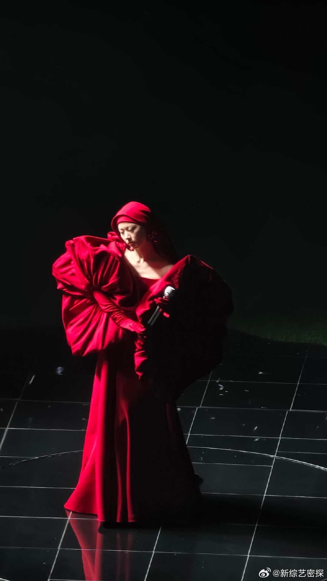 单依纯发带一摘封印解除单依纯摘发带这一下 本就实力出众，搭配这个氛围感满满的动作