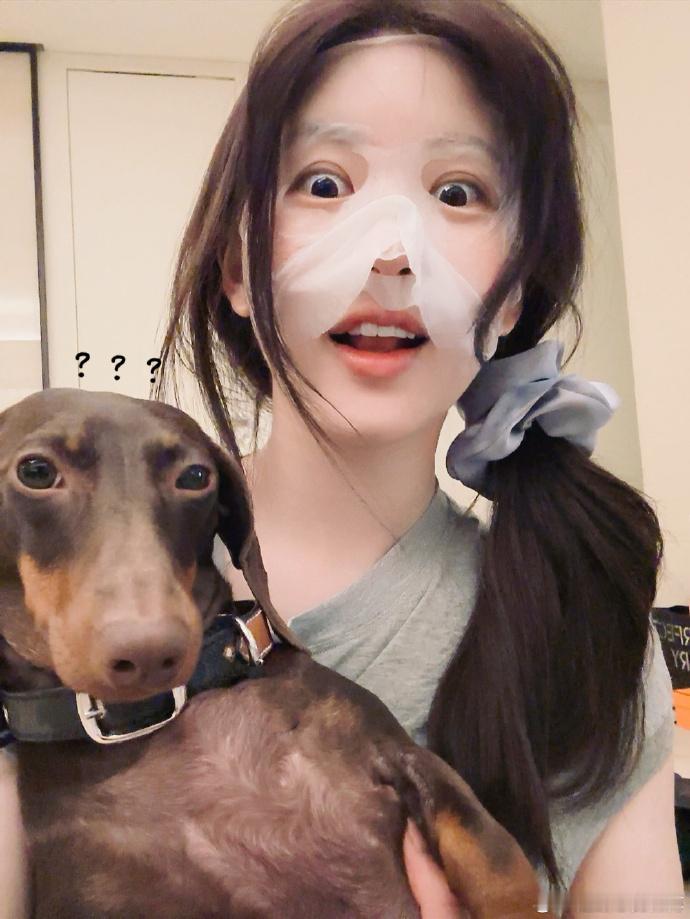 #赵露思[超话]##赵露思小狗合照# 赵露思小狗合照好温馨呀，真的很喜欢看赵露思