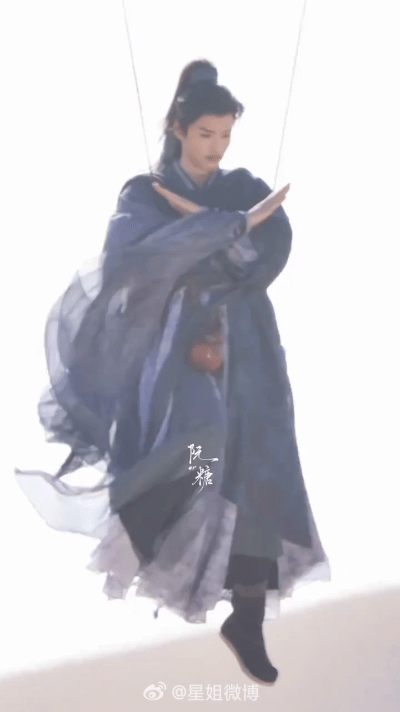 龚俊凤舞九天吊威亚龚俊拍吊威亚戏核心好稳，给人真的会飞感觉，随便截了几个动图，完