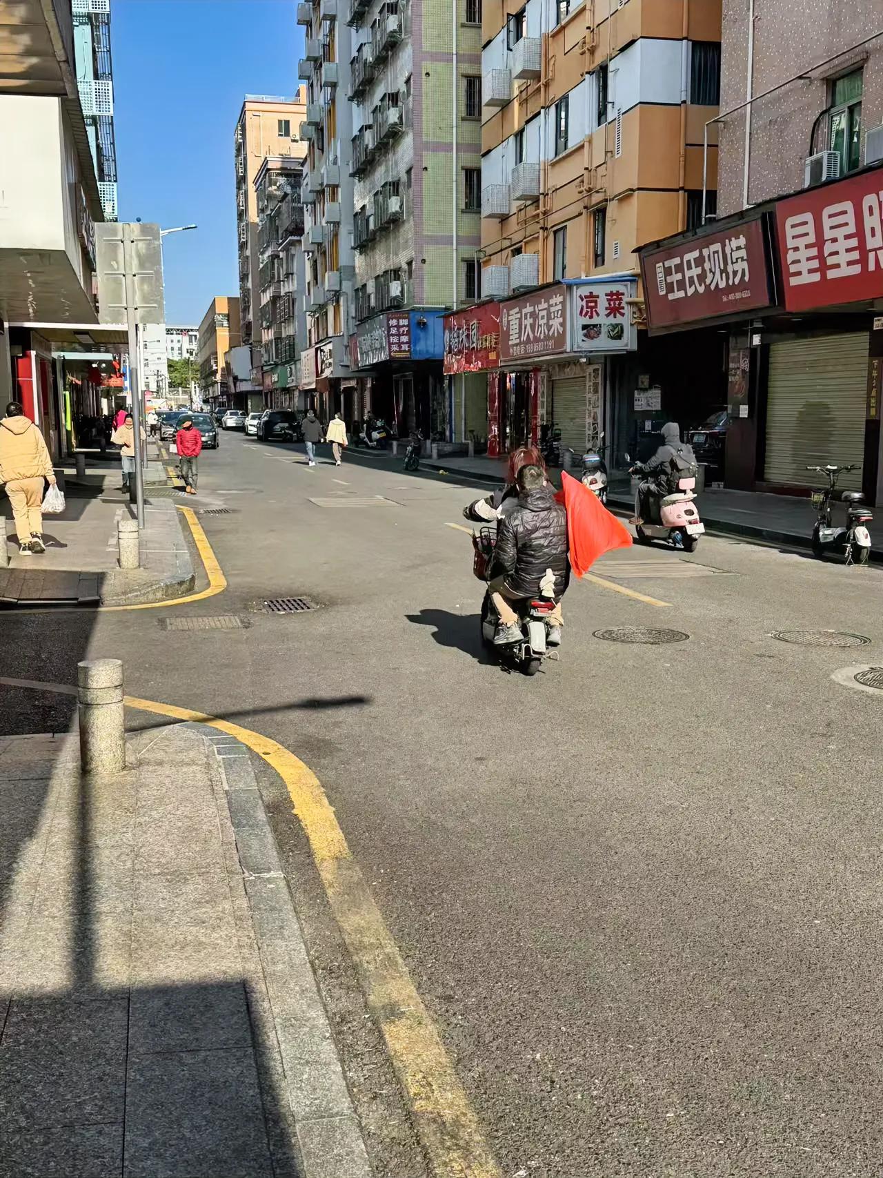 刚刚出去吃早餐，或许是因为早上天冷的缘故，发现很多店都没开门营业。


我走了好