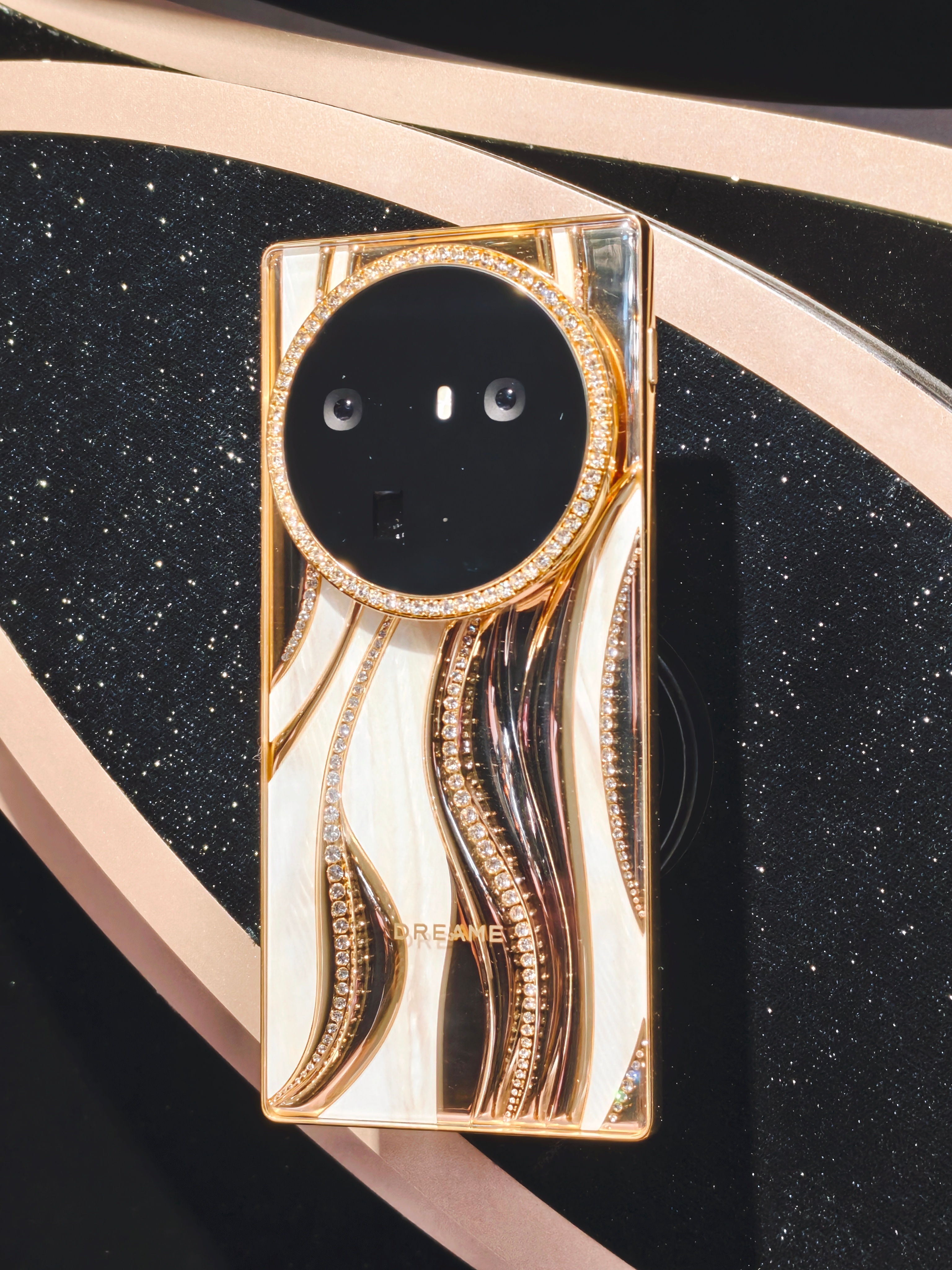 来看追觅AURORA手机了，总共有两条线，一条是高奢路线，一条是影像路线，别的不