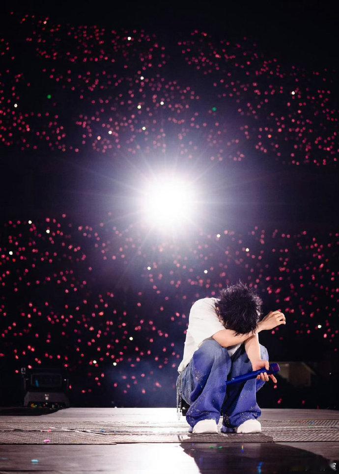 周深靠用力地鞠躬把眼泪甩掉看完直接眼眶泛红！周深演唱终场曲《地球没有你》情绪失控