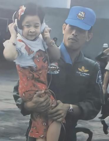 年轻时的泰王抱着女儿
