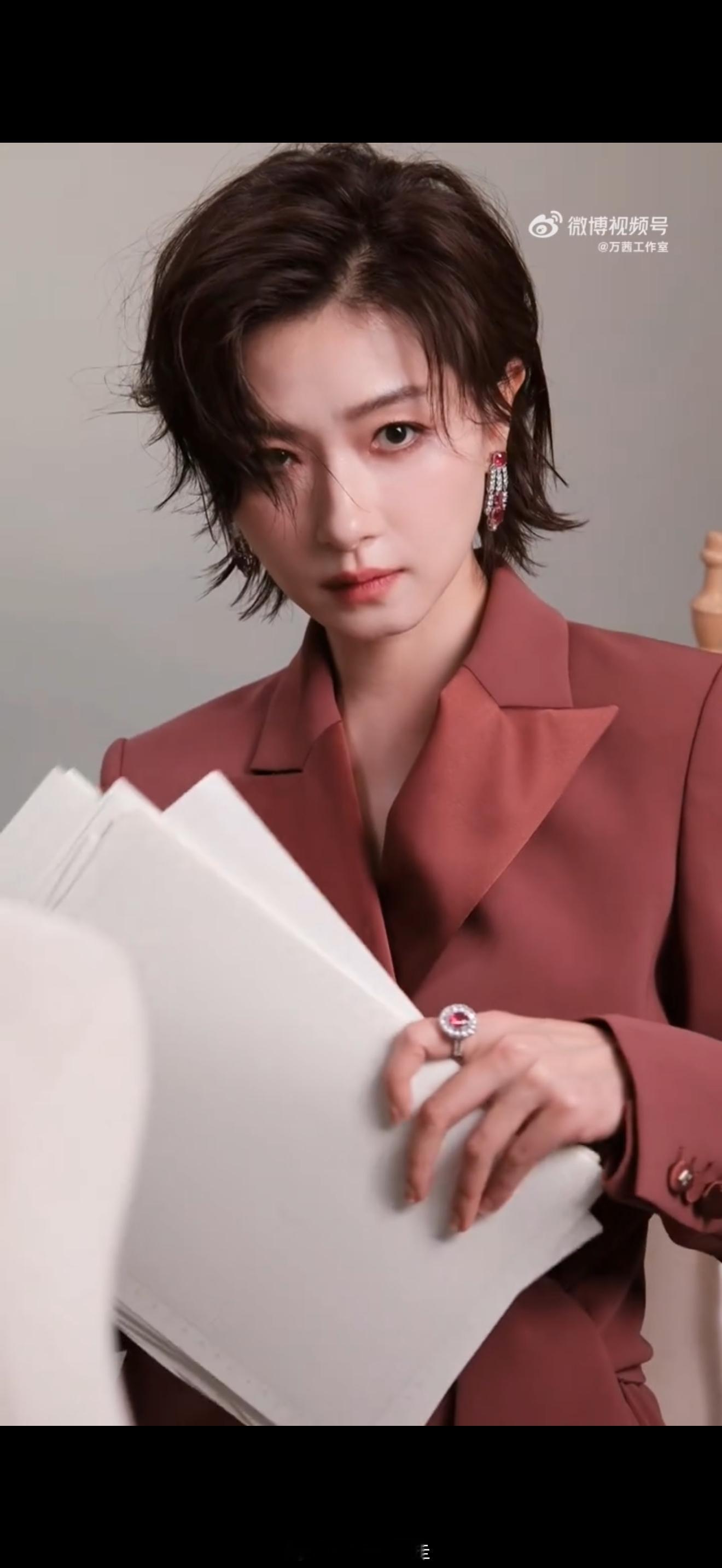 万茜短发高智感万茜戴墨镜又美又飒 定格图里她正偏头跟旁边人说话，墨镜没摘，嘴角弧